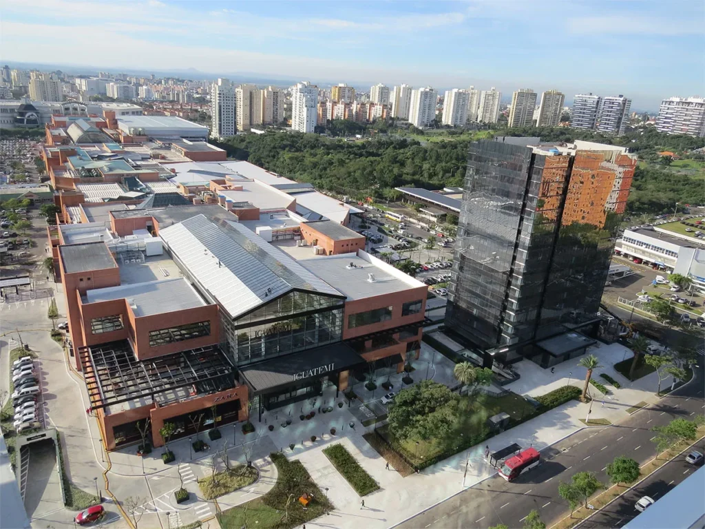 Vista do Shopping Praia de Belas, integrado ao complexo corporativo