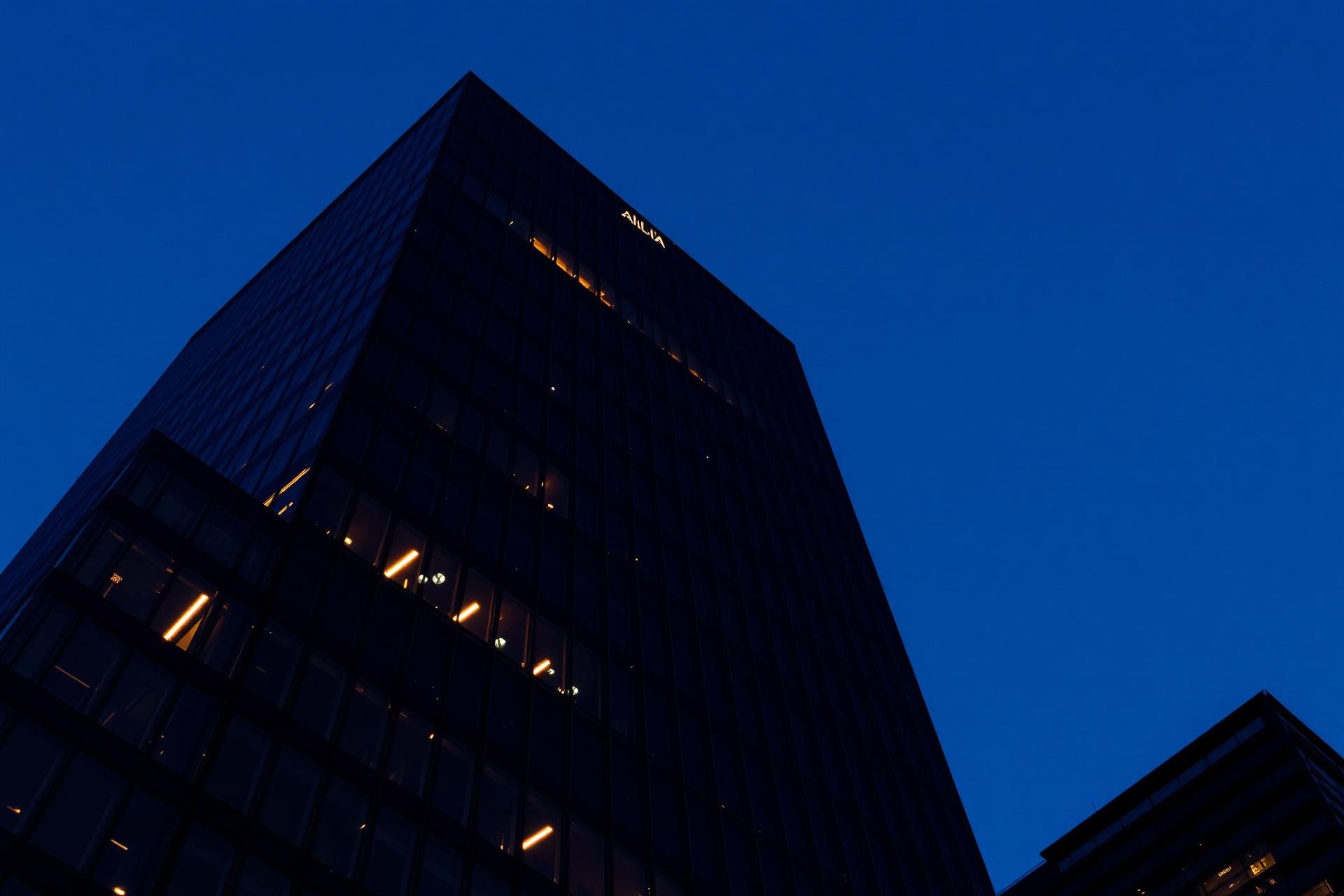 Torre corporativa ao entardecer